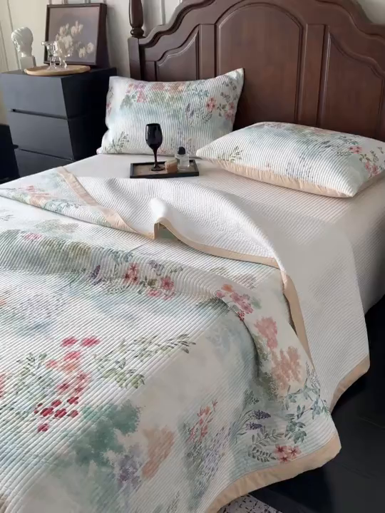 91家纺网 家纺一手货源 找家纺 Mr.pig猪先生水洗棉 2026新款全棉数码印花夹棉床盖单件床盖三件套（展示价格为控价，实际价格请联系客服） 春日絮语