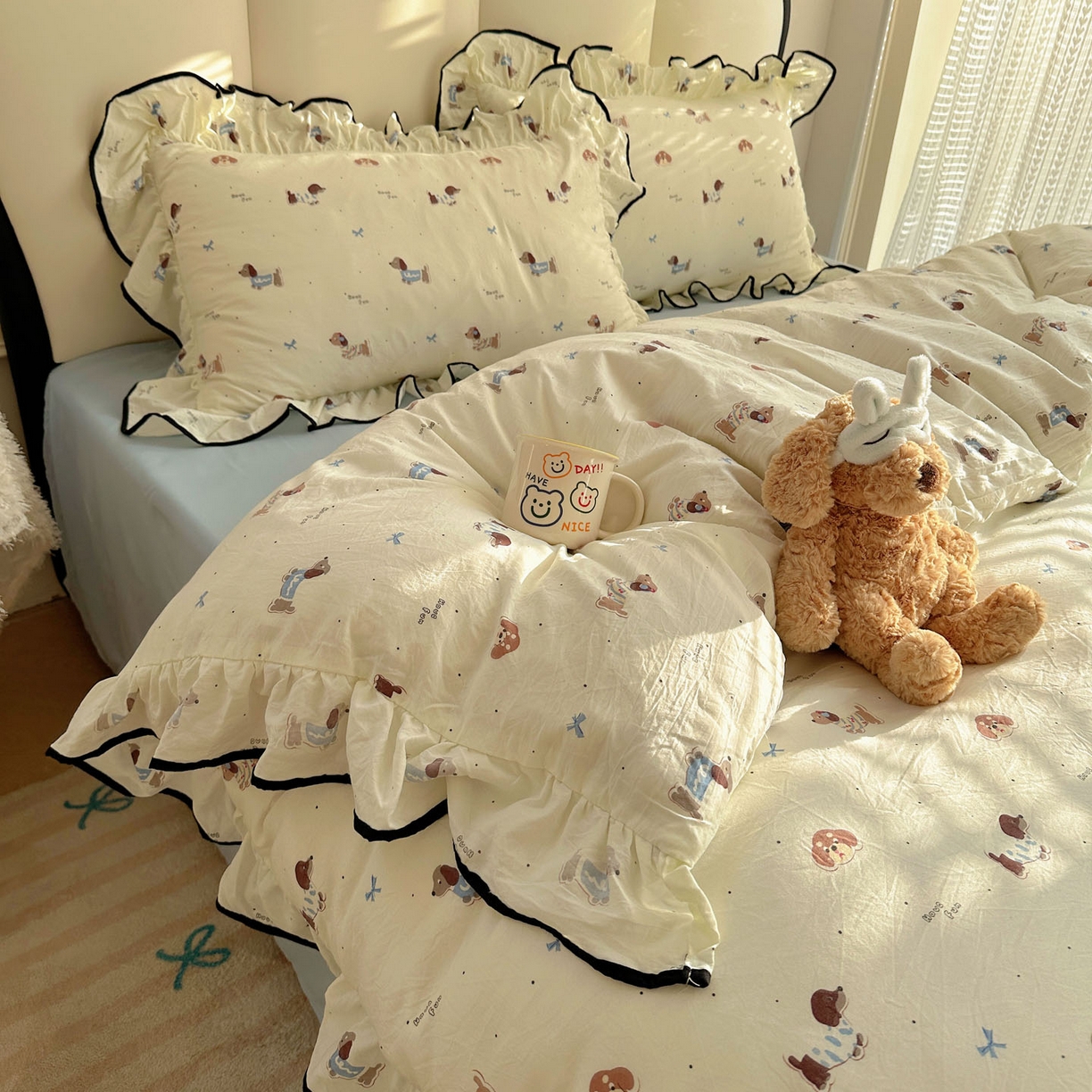 91家纺网 家纺一手货源 找家纺 韩巢家纺 2026新款水洗棉花边款四件套 可可腊肠犬【大花边款】