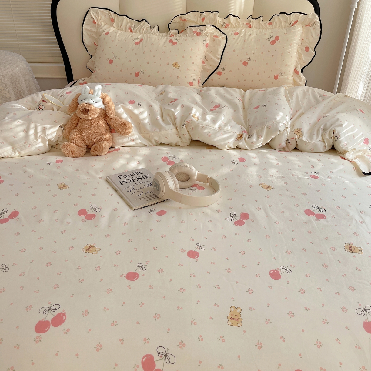 91家纺网 家纺一手货源 找家纺 韩巢家纺 2026新款水洗棉花边款四件套 摘樱桃的小熊【大花边款】