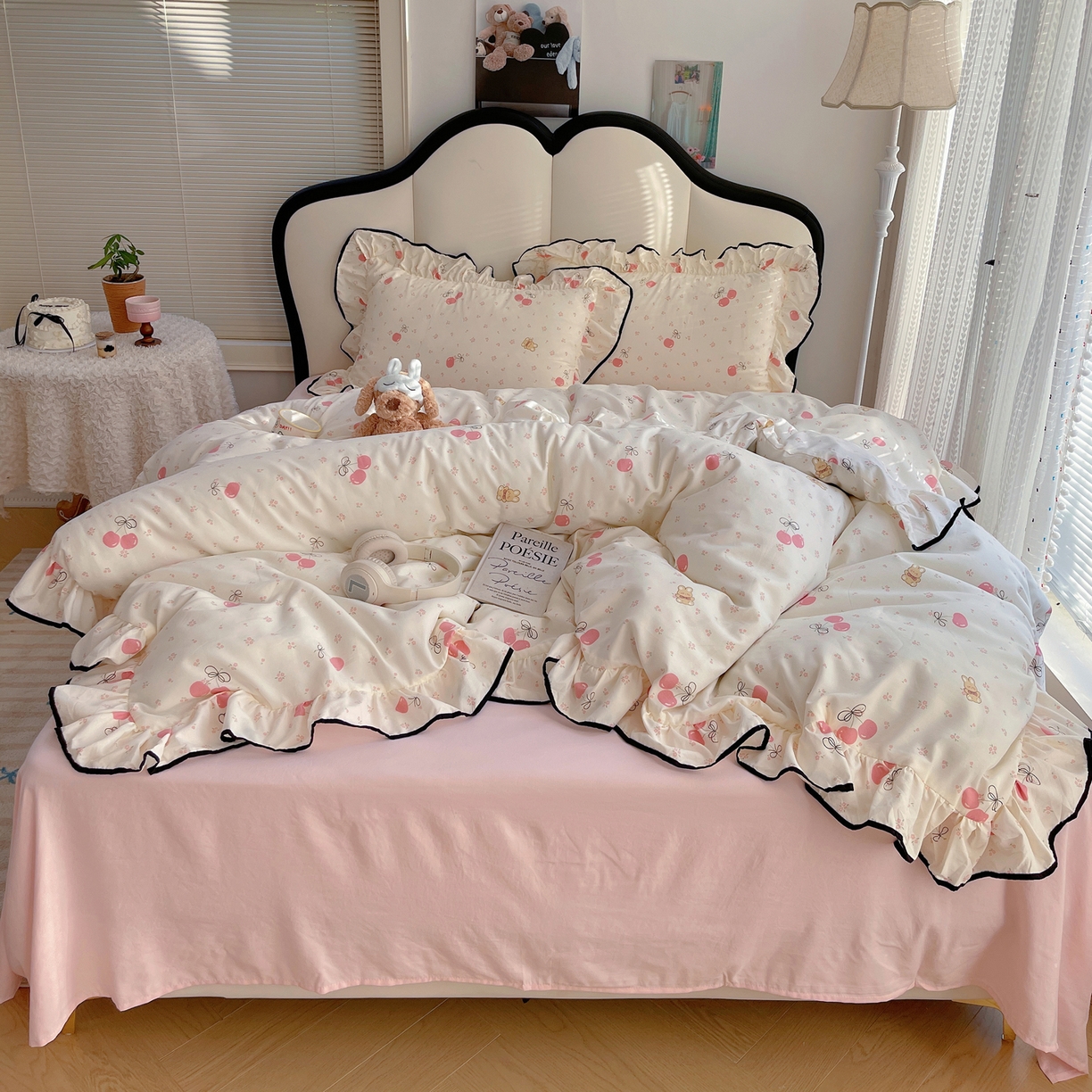 91家纺网 家纺一手货源 找家纺 韩巢家纺 2026新款水洗棉花边款四件套 摘樱桃的小熊【大花边款】