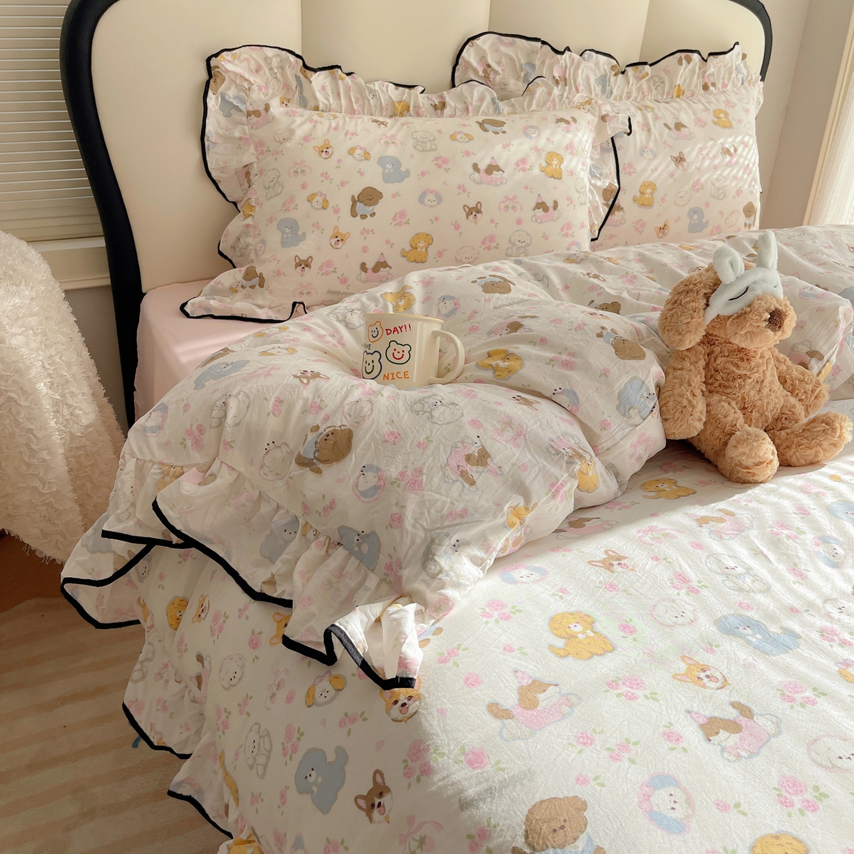 91家纺网 家纺一手货源 找家纺 韩巢家纺 2026新款水洗棉花边款四件套 灰蒙小狗【大花边款】