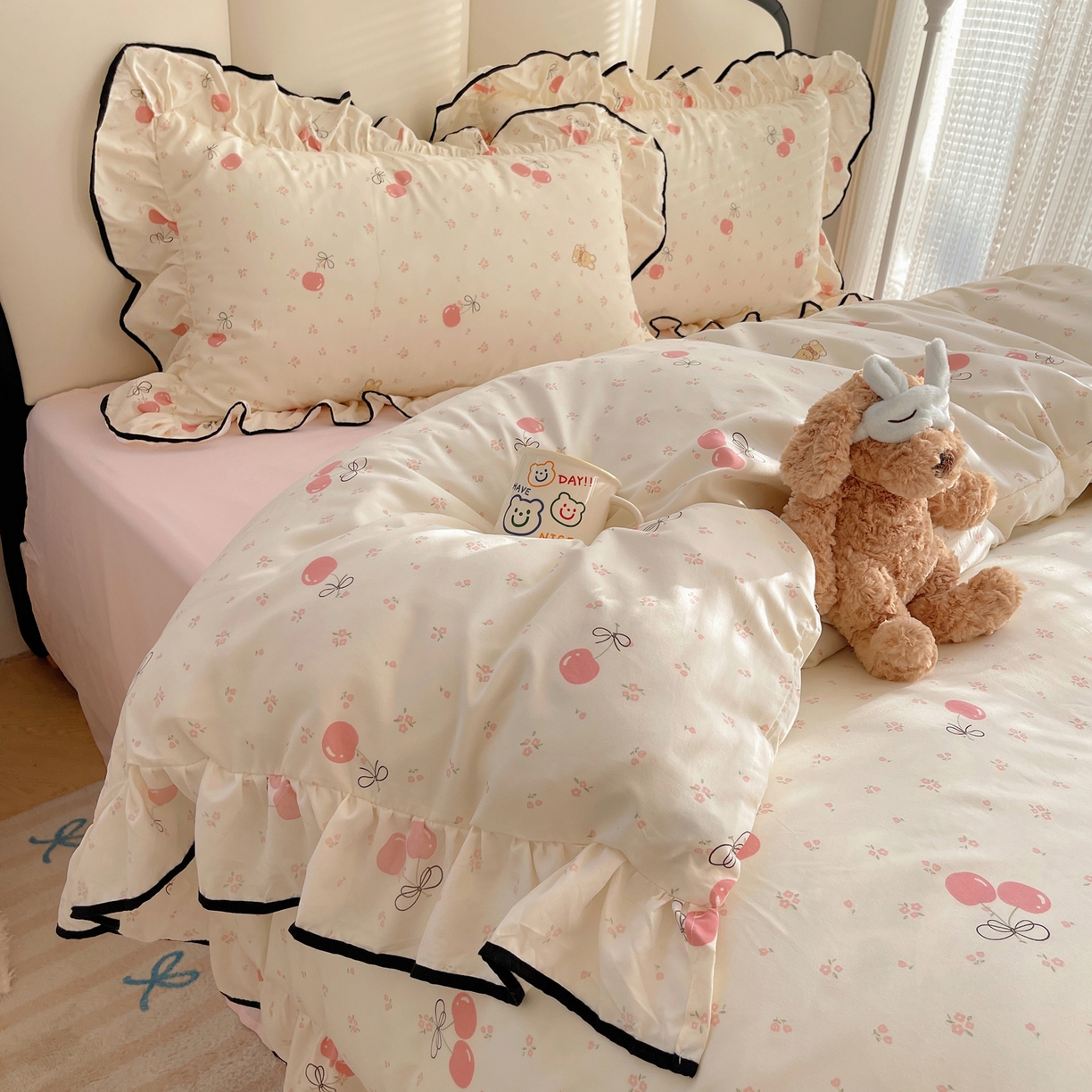 91家纺网 家纺一手货源 找家纺 韩巢家纺 2026新款水洗棉花边款四件套 摘樱桃的小熊【大花边款】