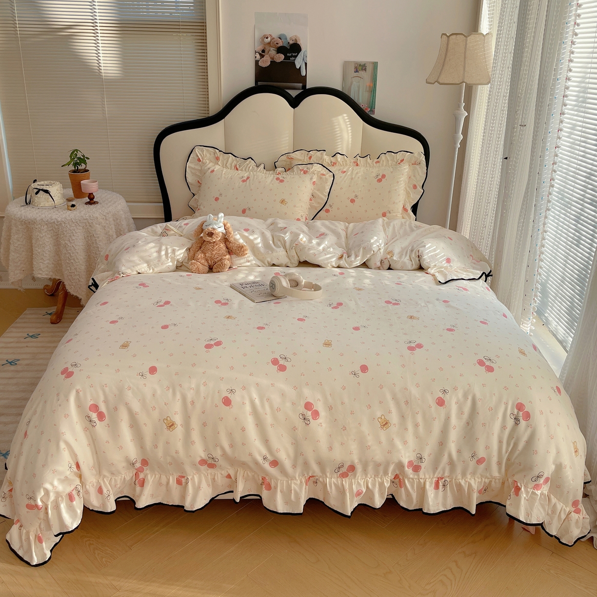 91家纺网 家纺一手货源 找家纺 韩巢家纺 2026新款水洗棉花边款四件套 摘樱桃的小熊【大花边款】