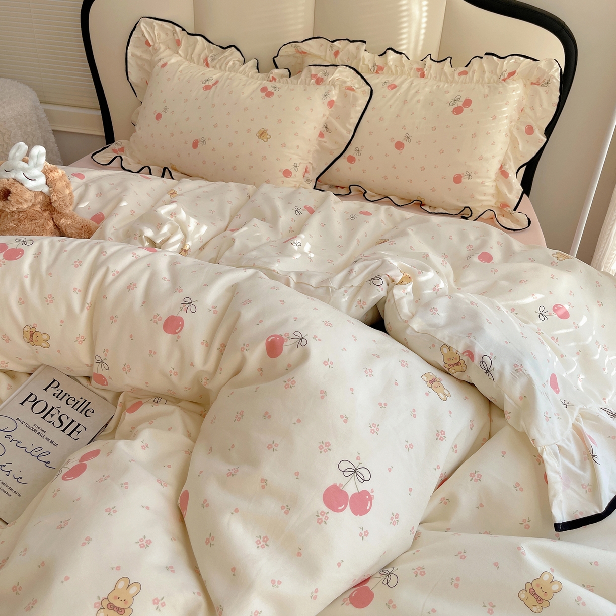 91家纺网 家纺一手货源 找家纺 韩巢家纺 2026新款水洗棉花边款四件套 摘樱桃的小熊【大花边款】