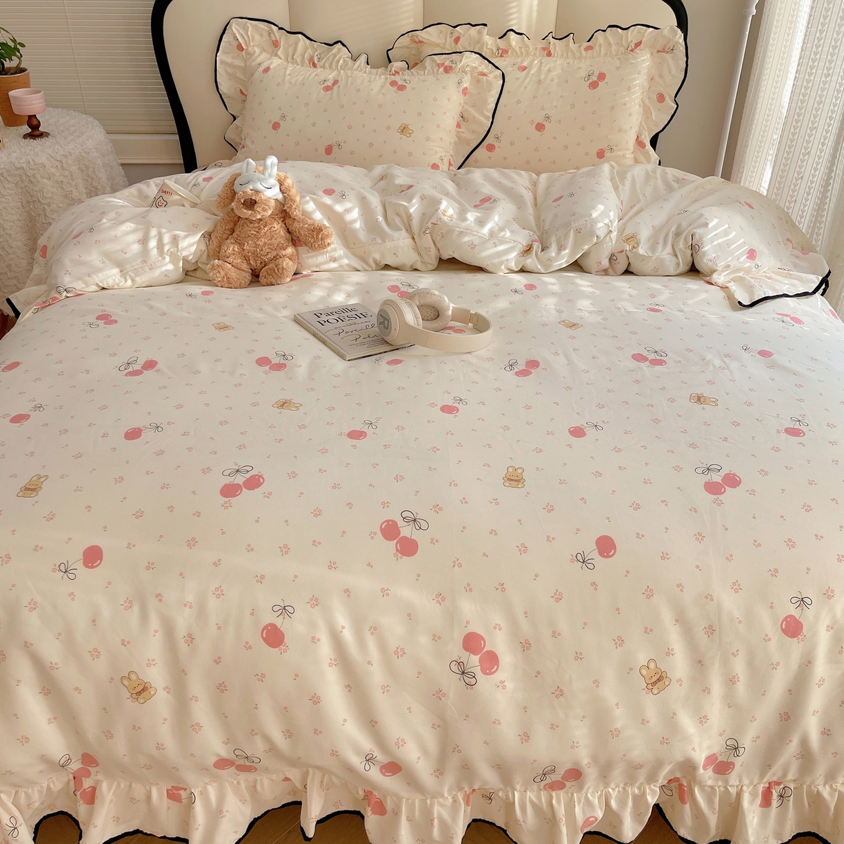 91家纺网 家纺一手货源 找家纺 韩巢家纺 2026新款水洗棉花边款四件套 摘樱桃的小熊【大花边款】