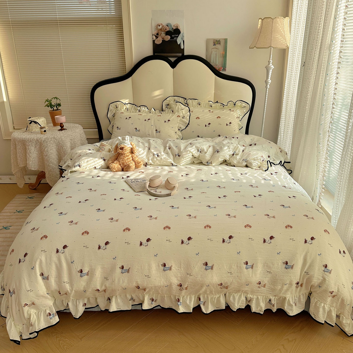 91家纺网 家纺一手货源 找家纺 韩巢家纺 2026新款水洗棉花边款四件套 可可腊肠犬【大花边款】