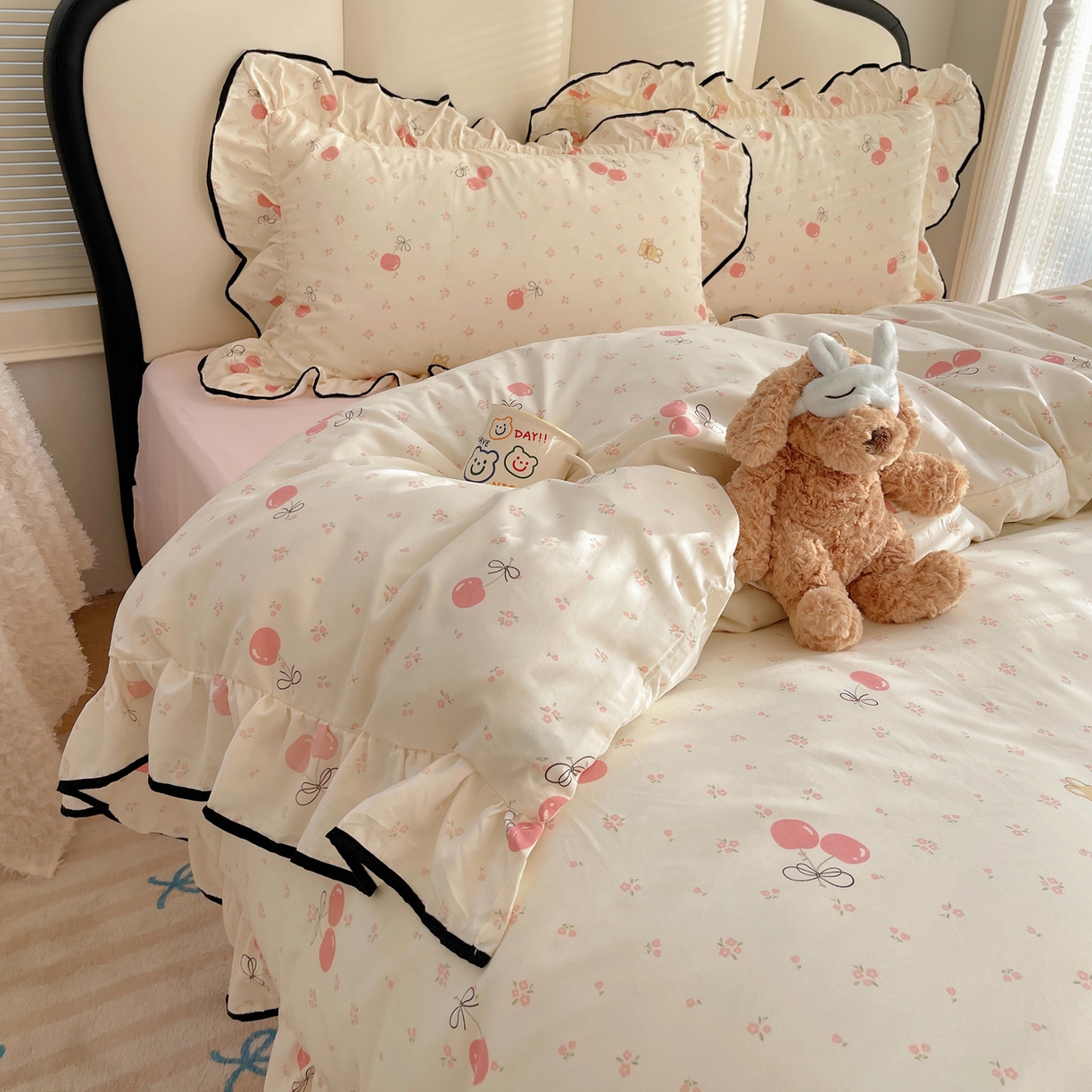 91家纺网 家纺一手货源 找家纺 韩巢家纺 2026新款水洗棉花边款四件套 摘樱桃的小熊【大花边款】