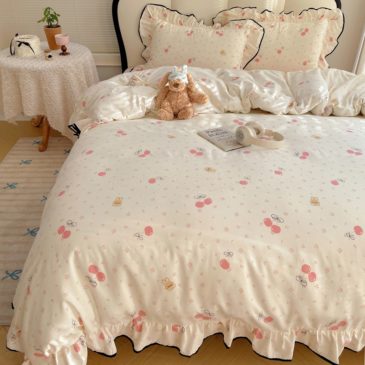 91家纺网 家纺一手货源 找家纺 韩巢家纺 2026新款水洗棉花边款四件套 摘樱桃的小熊【大花边款】