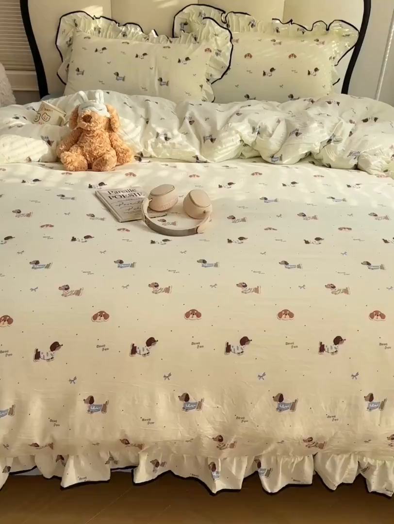 91家纺网 家纺一手货源 找家纺 韩巢家纺 2026新款水洗棉花边款四件套 可可腊肠犬【大花边款】