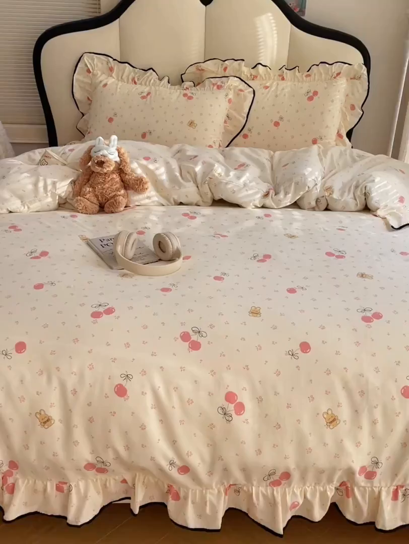 91家纺网 家纺一手货源 找家纺 韩巢家纺 2026新款水洗棉花边款四件套 摘樱桃的小熊【大花边款】
