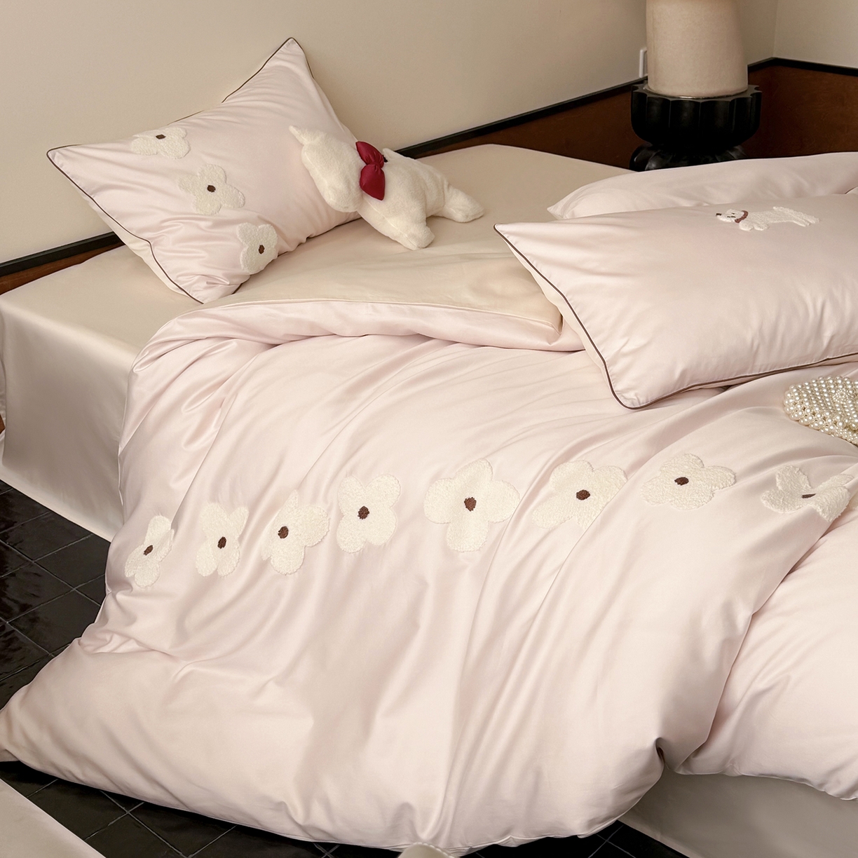 91家纺网 家纺一手货源 找家纺 鹿班家居 2026春季新品100S长绒棉毛巾绣系列四件套-小狗绮梦（标准会员-20元） 小狗绮梦-粉白