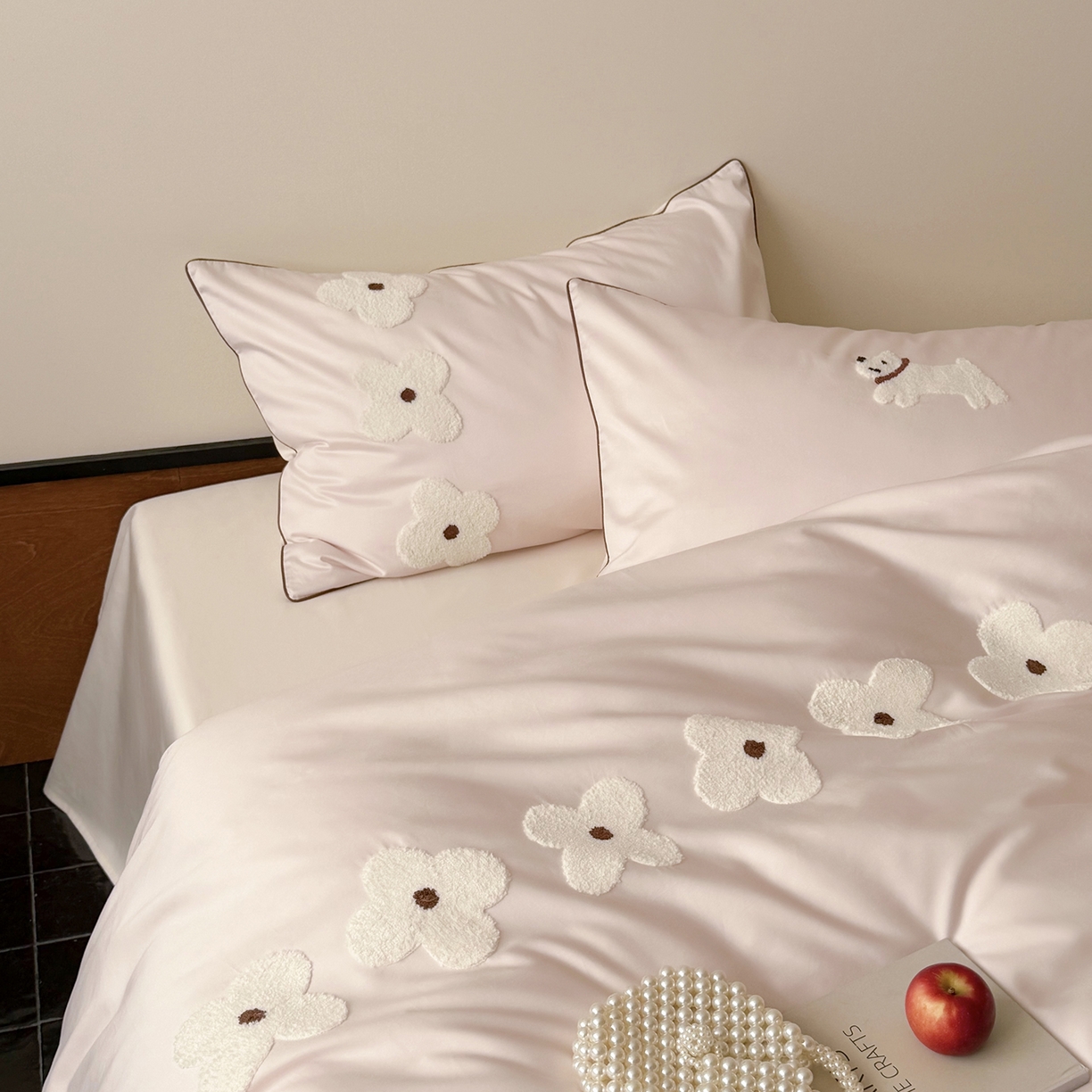 91家纺网 家纺一手货源 找家纺 鹿班家居 2026春季新品100S长绒棉毛巾绣系列四件套-小狗绮梦（标准会员-20元） 小狗绮梦-粉白