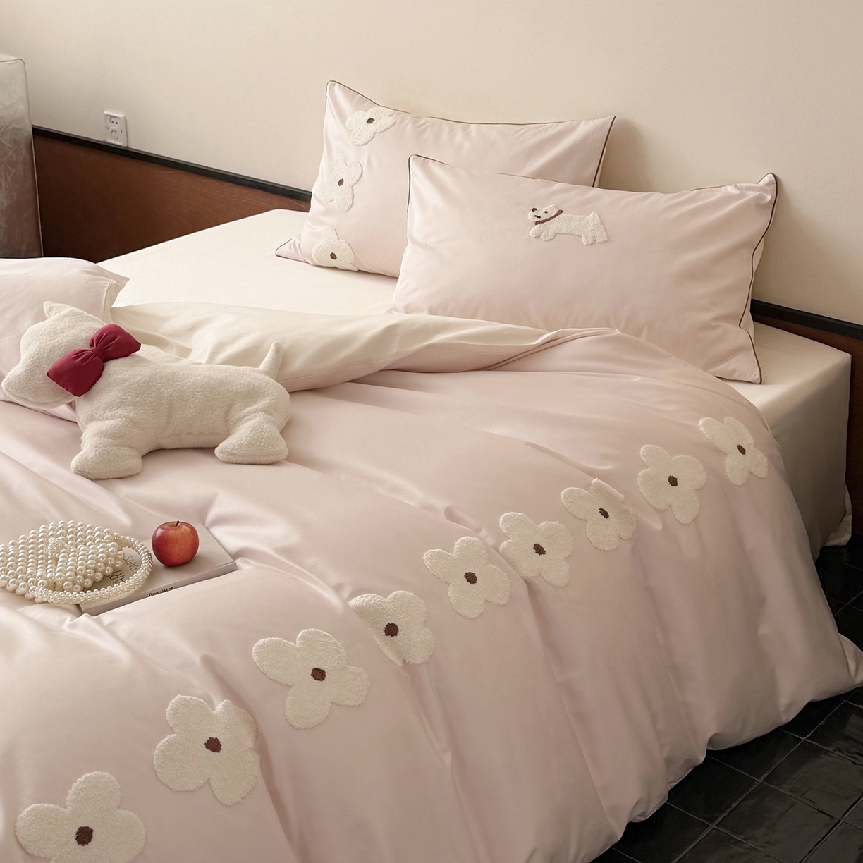 91家纺网 家纺一手货源 找家纺 鹿班家居 2026春季新品100S长绒棉毛巾绣系列四件套-小狗绮梦（标准会员-20元） 小狗绮梦-粉白