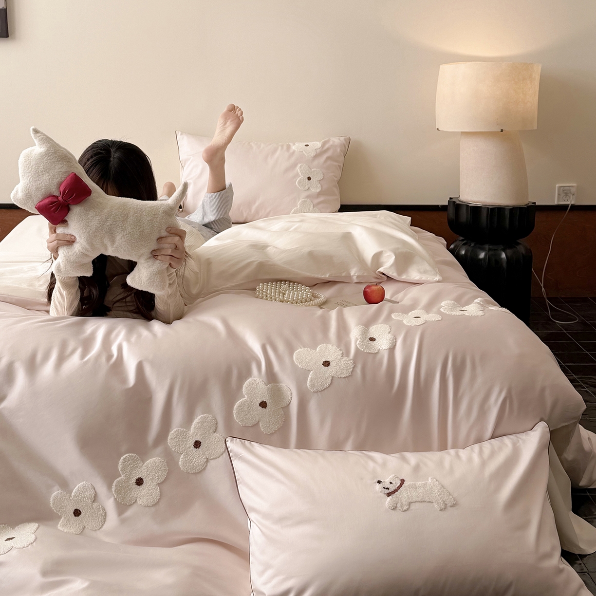 91家纺网 家纺一手货源 找家纺 鹿班家居 2026春季新品100S长绒棉毛巾绣系列四件套-小狗绮梦（标准会员-20元） 小狗绮梦-粉白