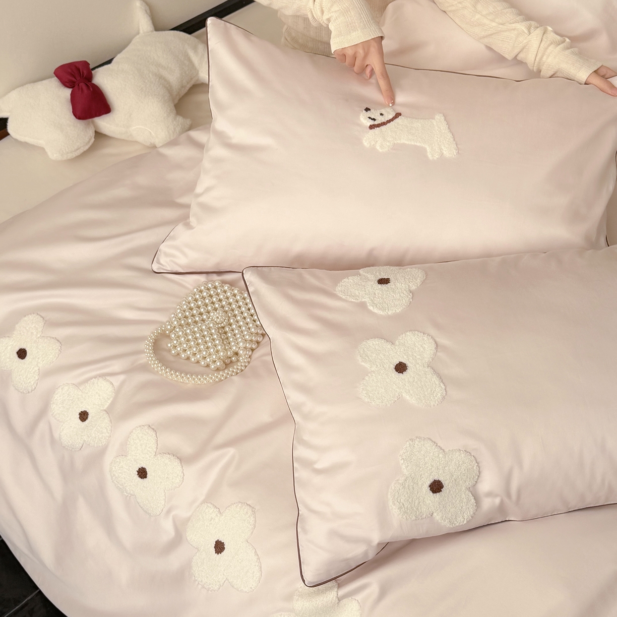 91家纺网 家纺一手货源 找家纺 鹿班家居 2026春季新品100S长绒棉毛巾绣系列四件套-小狗绮梦（标准会员-20元） 小狗绮梦-粉白