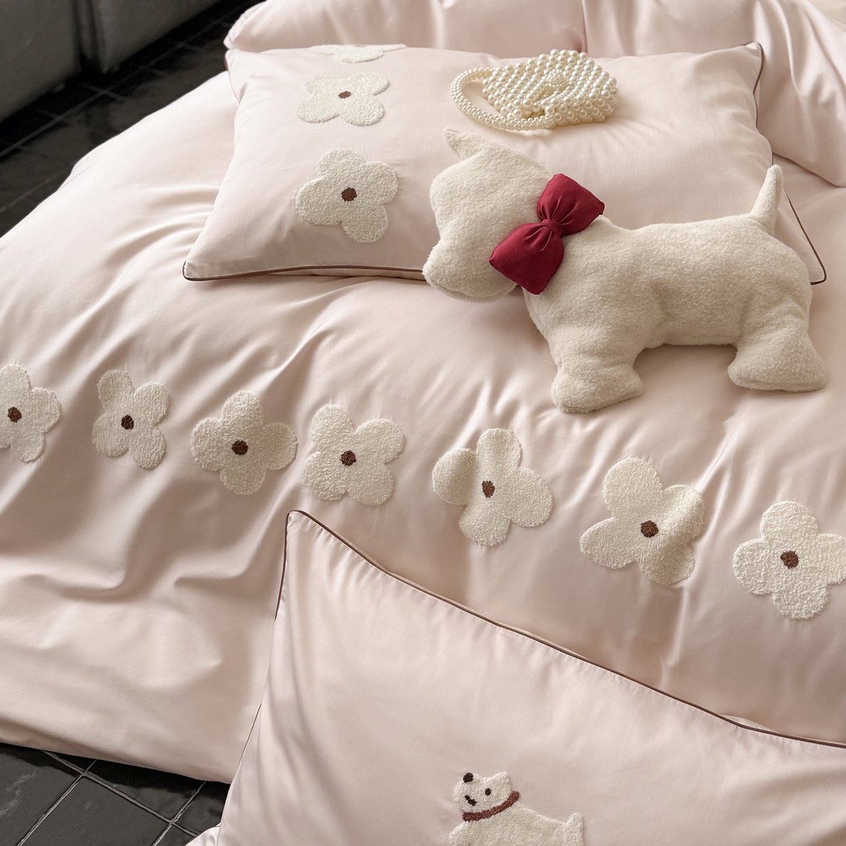 91家纺网 家纺一手货源 找家纺 鹿班家居 2026春季新品100S长绒棉毛巾绣系列四件套-小狗绮梦（标准会员-20元） 小狗绮梦-粉白