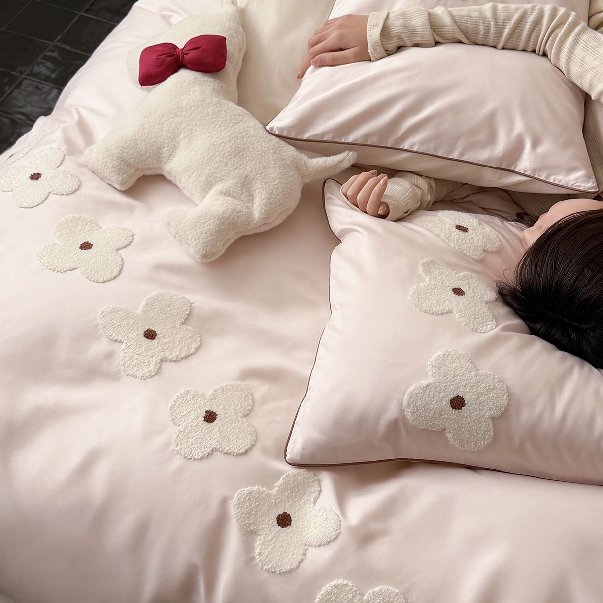 91家纺网 家纺一手货源 找家纺 鹿班家居 2026春季新品100S长绒棉毛巾绣系列四件套-小狗绮梦（标准会员-20元） 小狗绮梦-粉白