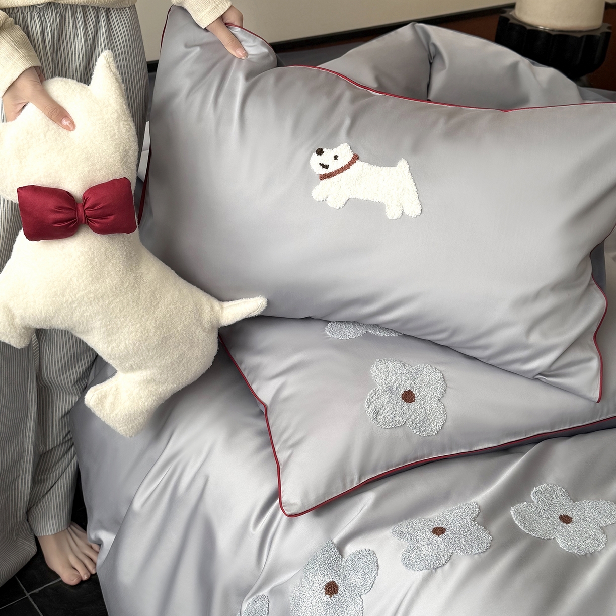 91家纺网 家纺一手货源 找家纺 鹿班家居 2026春季新品100S长绒棉毛巾绣系列四件套-小狗绮梦（标准会员-20元） 小狗绮梦-灰蓝