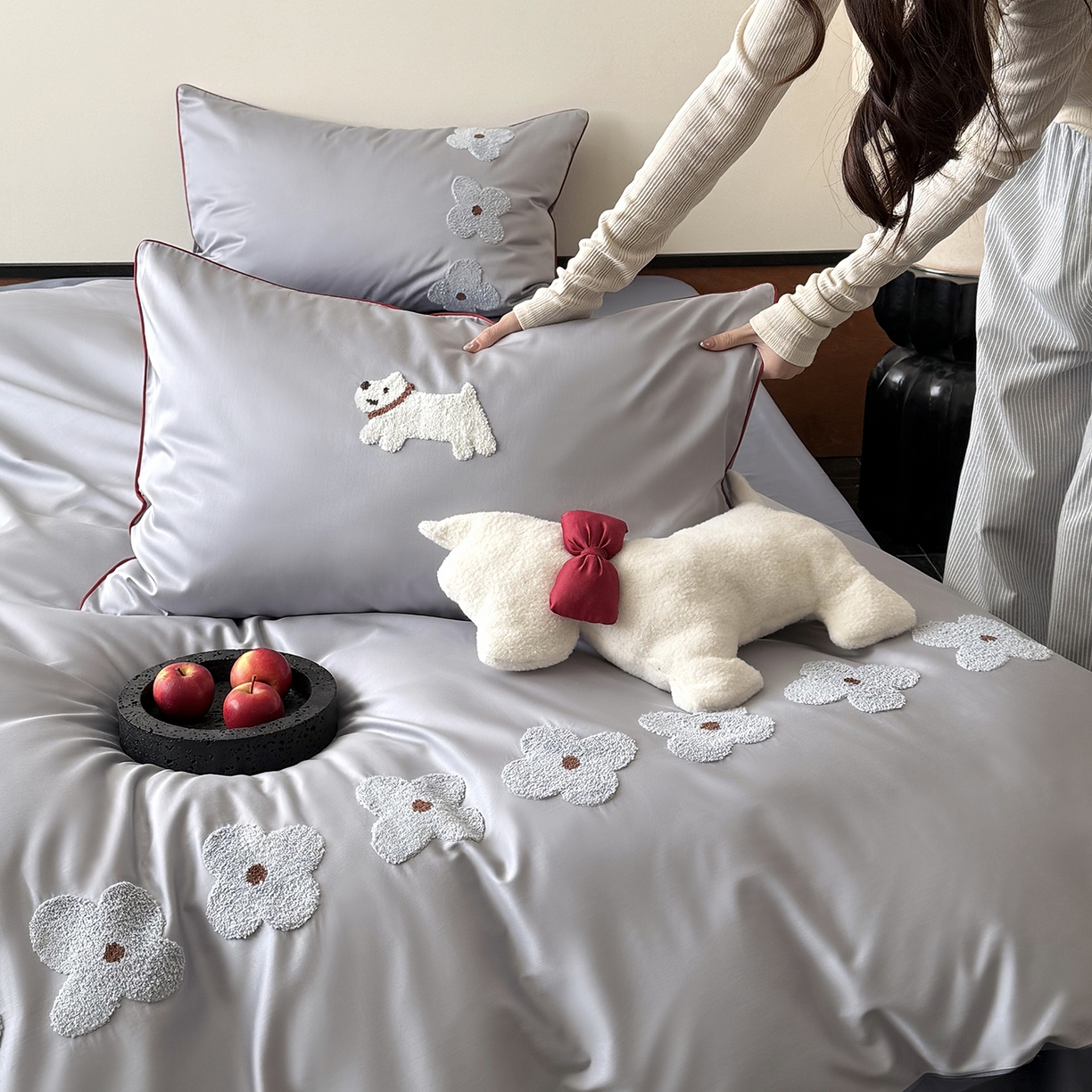 91家纺网 家纺一手货源 找家纺 鹿班家居 2026春季新品100S长绒棉毛巾绣系列四件套-小狗绮梦（标准会员-20元） 小狗绮梦-灰蓝