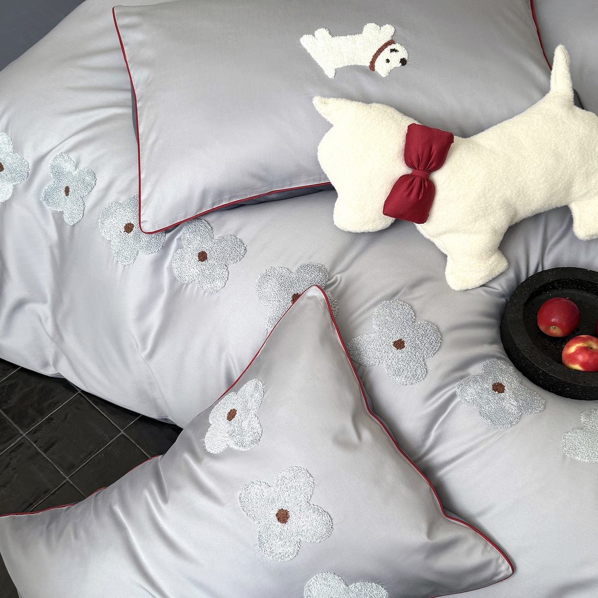 91家纺网 家纺一手货源 找家纺 鹿班家居 2026春季新品100S长绒棉毛巾绣系列四件套-小狗绮梦（标准会员-20元） 小狗绮梦-灰蓝