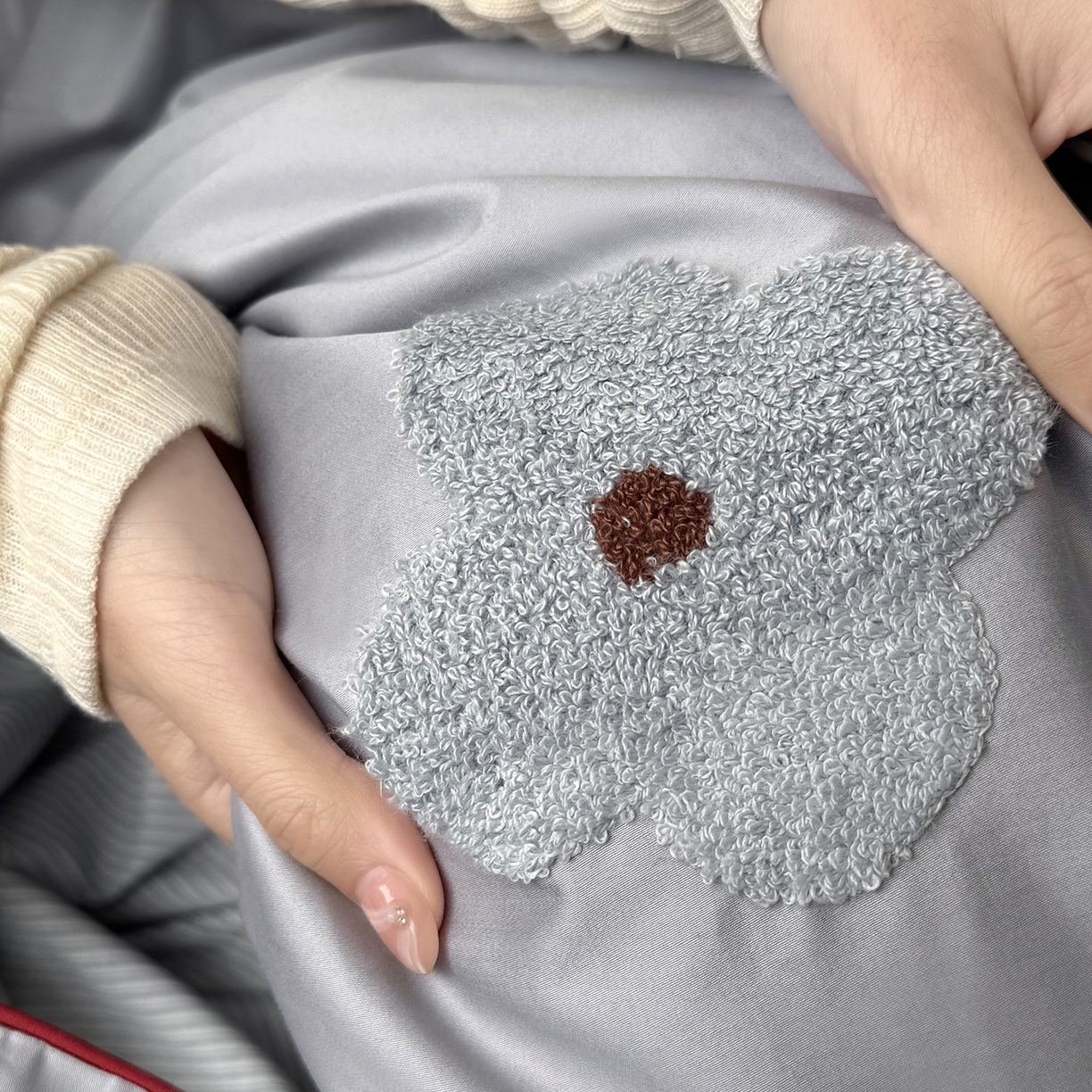 91家纺网 家纺一手货源 找家纺 鹿班家居 2026春季新品100S长绒棉毛巾绣系列四件套-小狗绮梦（标准会员-20元） 小狗绮梦-灰蓝