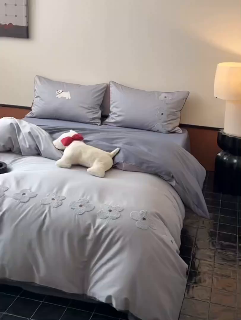 91家纺网 家纺一手货源 找家纺 （总）鹿班家居 2026春季新品100S长绒棉毛巾绣系列四件套-小狗绮梦（标准会员-20元）