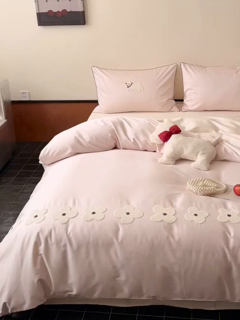 91家纺网 家纺一手货源 找家纺 鹿班家居 2026春季新品100S长绒棉毛巾绣系列四件套-小狗绮梦（标准会员-20元） 小狗绮梦-粉白