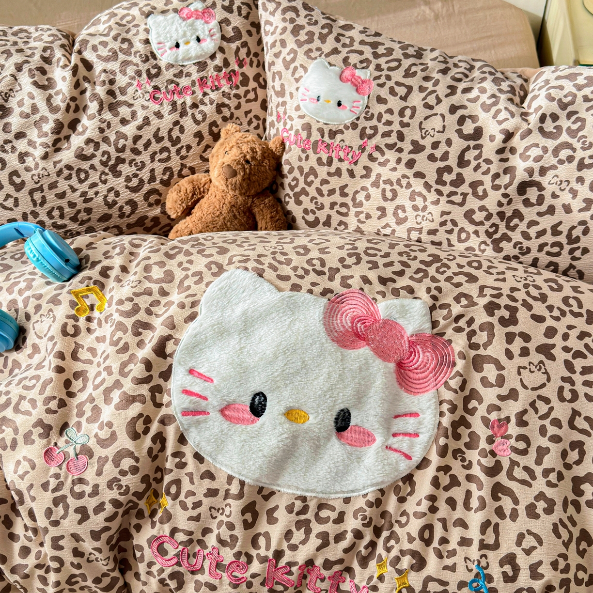 91家纺网 家纺一手货源 找家纺 橙意 2026新款云感双层纱贴布绣四件套-豹纹KT猫 豹纹KT猫-咖