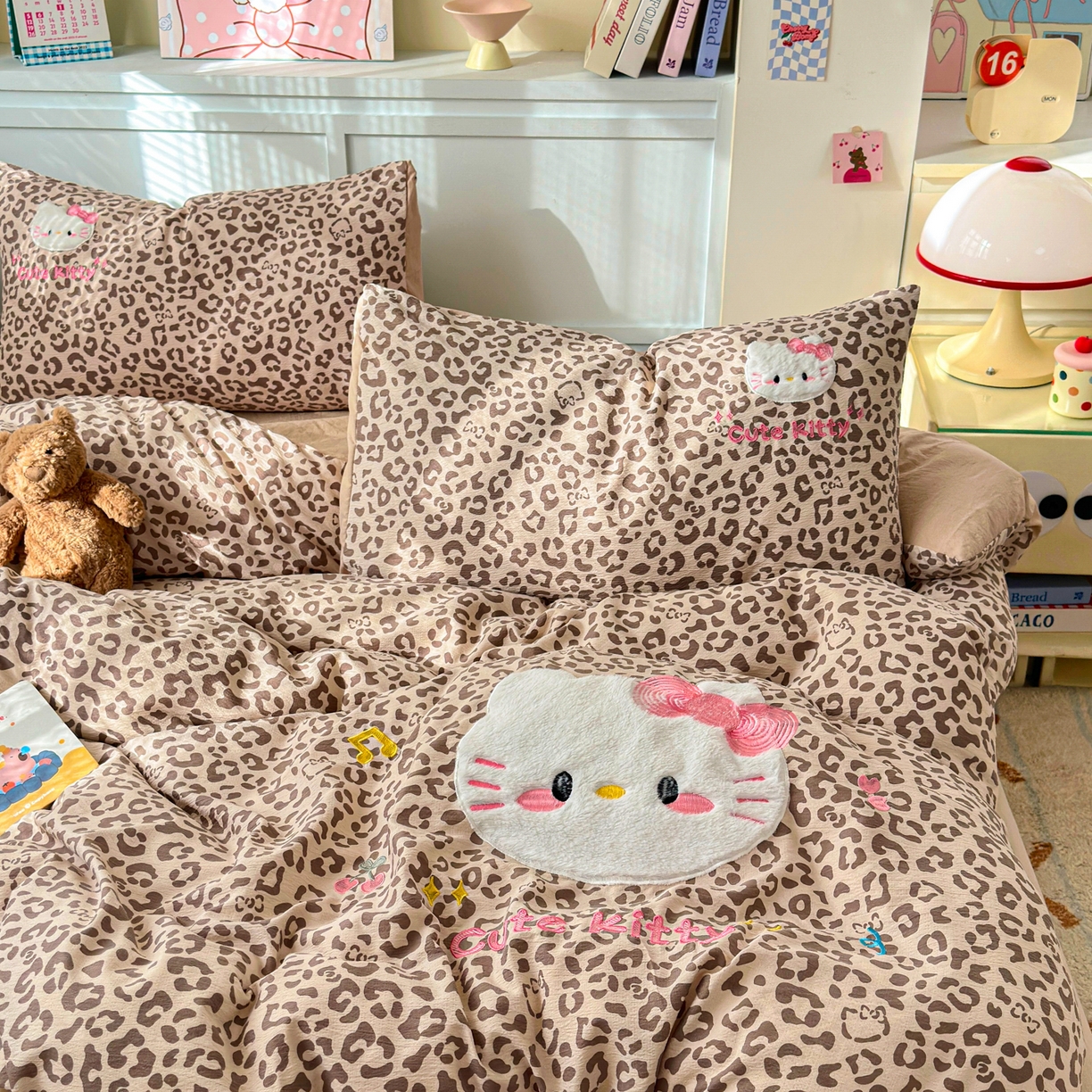 91家纺网 家纺一手货源 找家纺 橙意 2026新款云感双层纱贴布绣四件套-豹纹KT猫 豹纹KT猫-咖