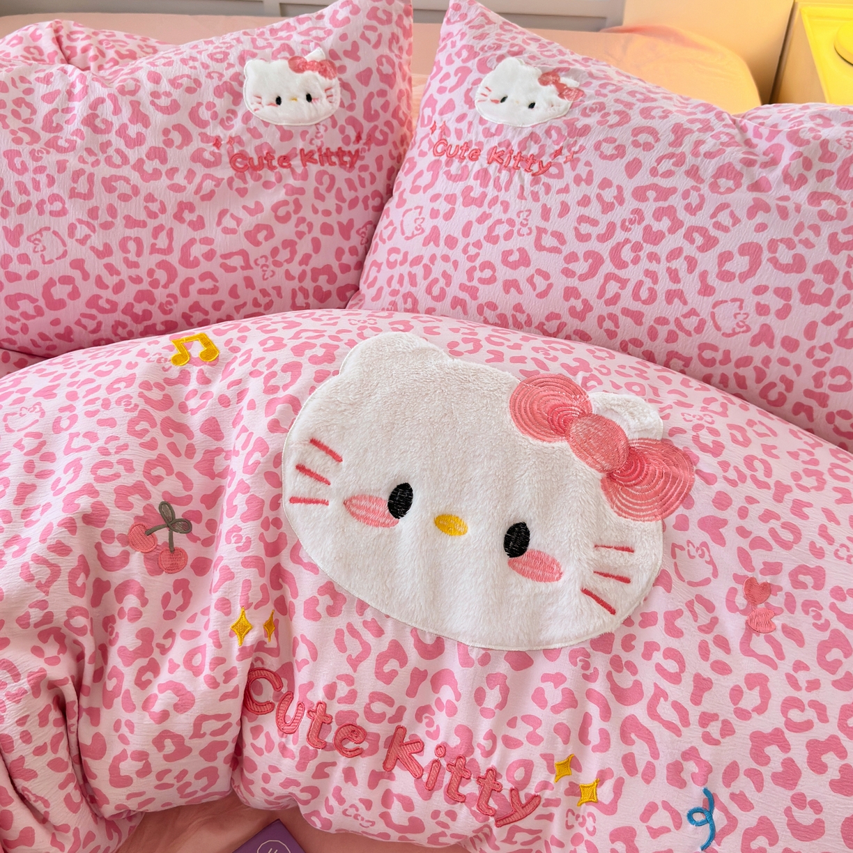 91家纺网 家纺一手货源 找家纺 橙意 2026新款云感双层纱贴布绣四件套-豹纹KT猫 豹纹KT猫-粉