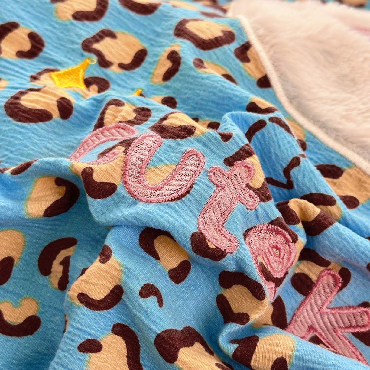 91家纺网 家纺一手货源 找家纺 橙意 2026新款云感双层纱贴布绣四件套-豹纹KT猫 豹纹KT猫-蓝