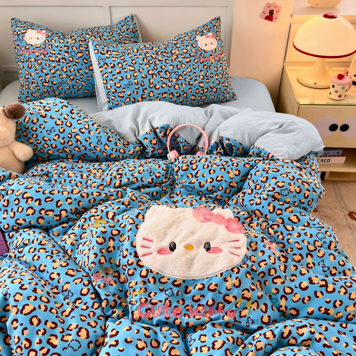 91家纺网 家纺一手货源 找家纺 橙意 2026新款云感双层纱贴布绣四件套-豹纹KT猫 豹纹KT猫-蓝