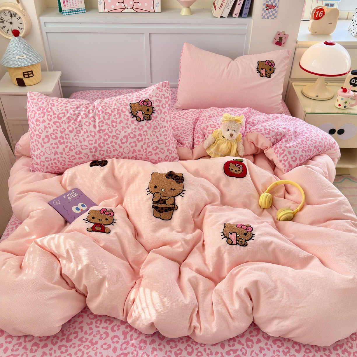 91家纺网 家纺一手货源 找家纺 （总）橙意 2026新款云感双层纱贴布绣四件套-黑皮KT猫