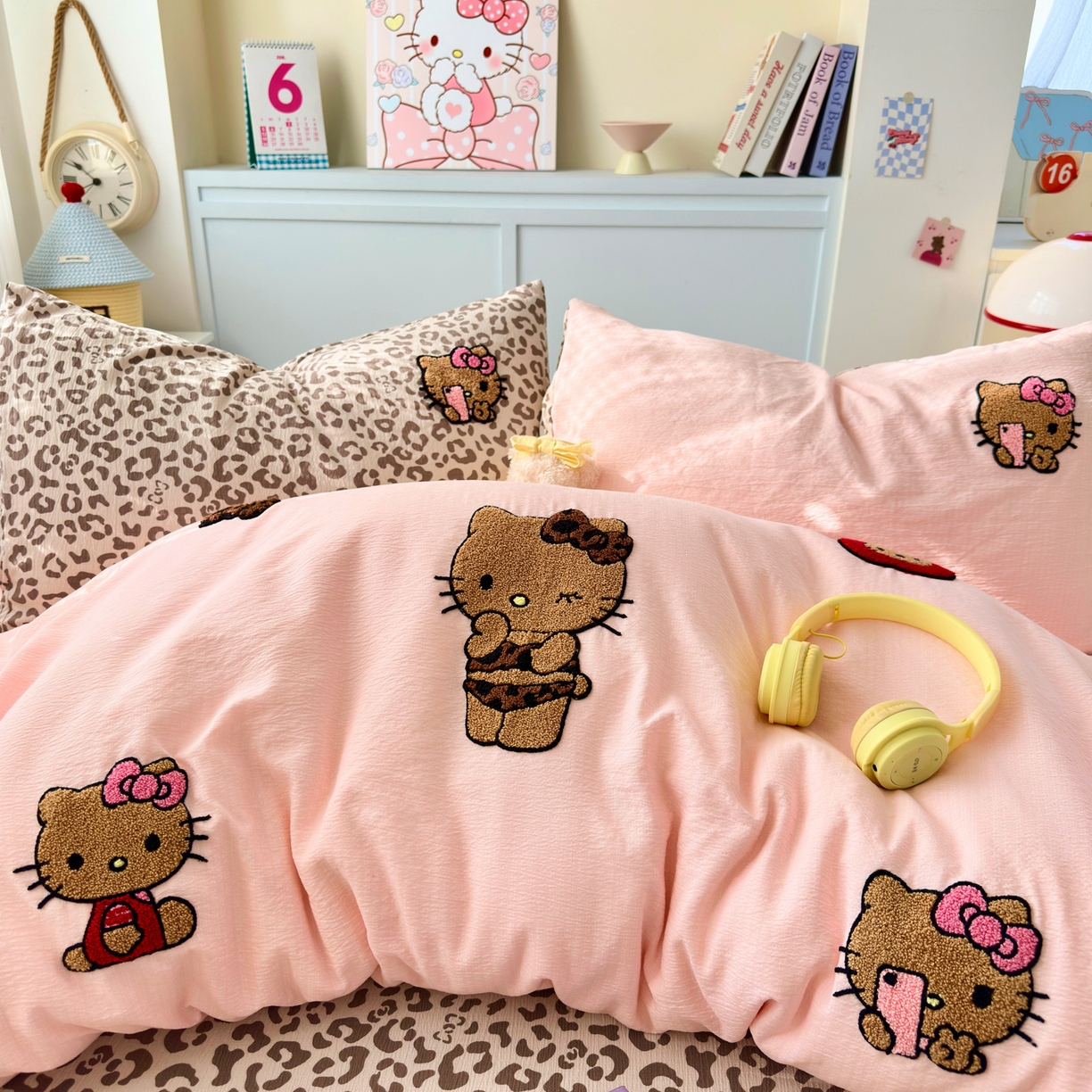 91家纺网 家纺一手货源 找家纺 橙意 2026新款云感双层纱贴布绣四件套-黑皮KT猫 黑皮KT猫-浅粉