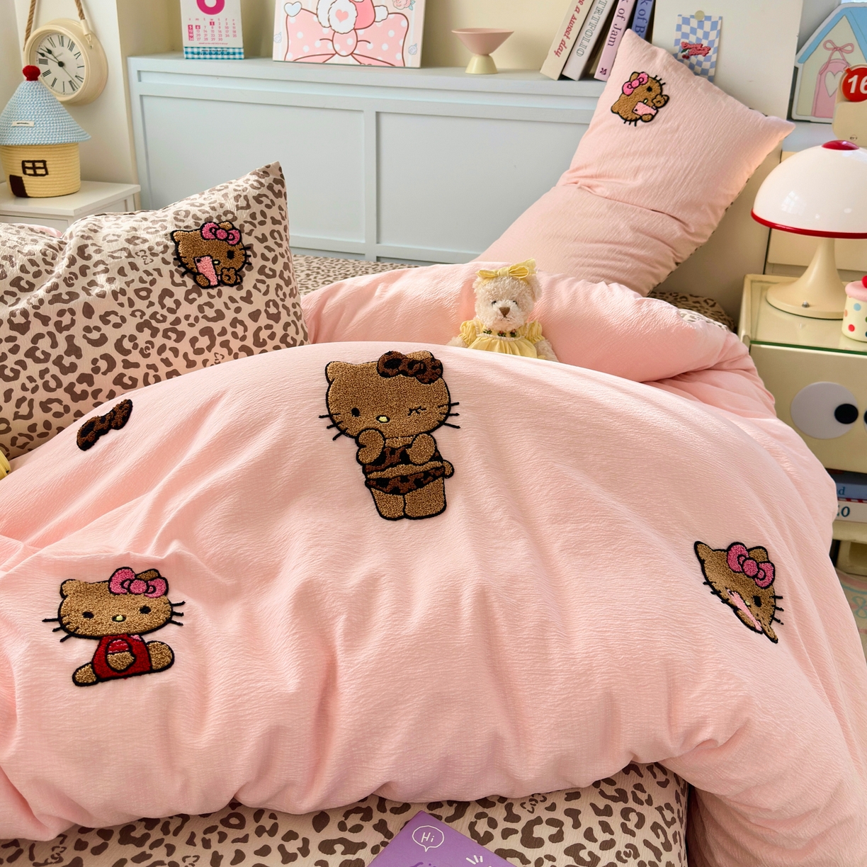 91家纺网 家纺一手货源 找家纺 橙意 2026新款云感双层纱贴布绣四件套-黑皮KT猫 黑皮KT猫-浅粉