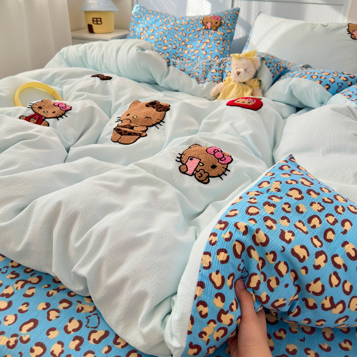 91家纺网 家纺一手货源 找家纺 橙意 2026新款云感双层纱贴布绣四件套-黑皮KT猫 黑皮KT猫-蓝