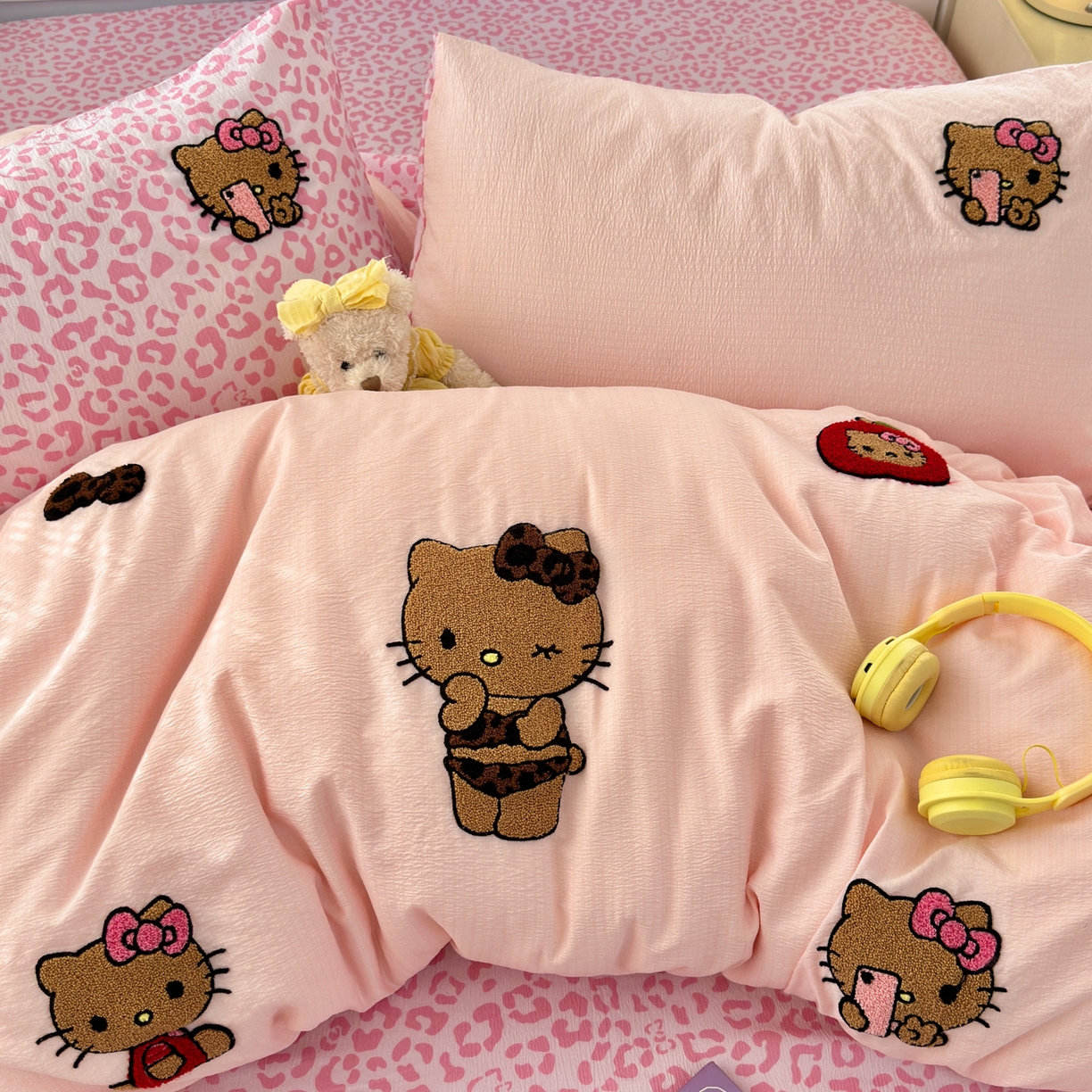 91家纺网 家纺一手货源 找家纺 橙意 2026新款云感双层纱贴布绣四件套-黑皮KT猫 黑皮KT猫-樱花粉