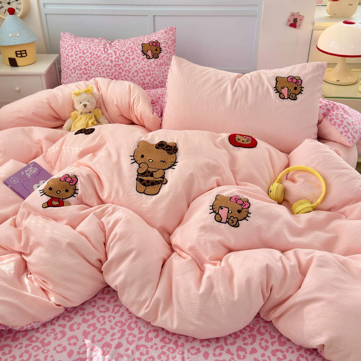 91家纺网 家纺一手货源 找家纺 橙意 2026新款云感双层纱贴布绣四件套-黑皮KT猫 黑皮KT猫-樱花粉