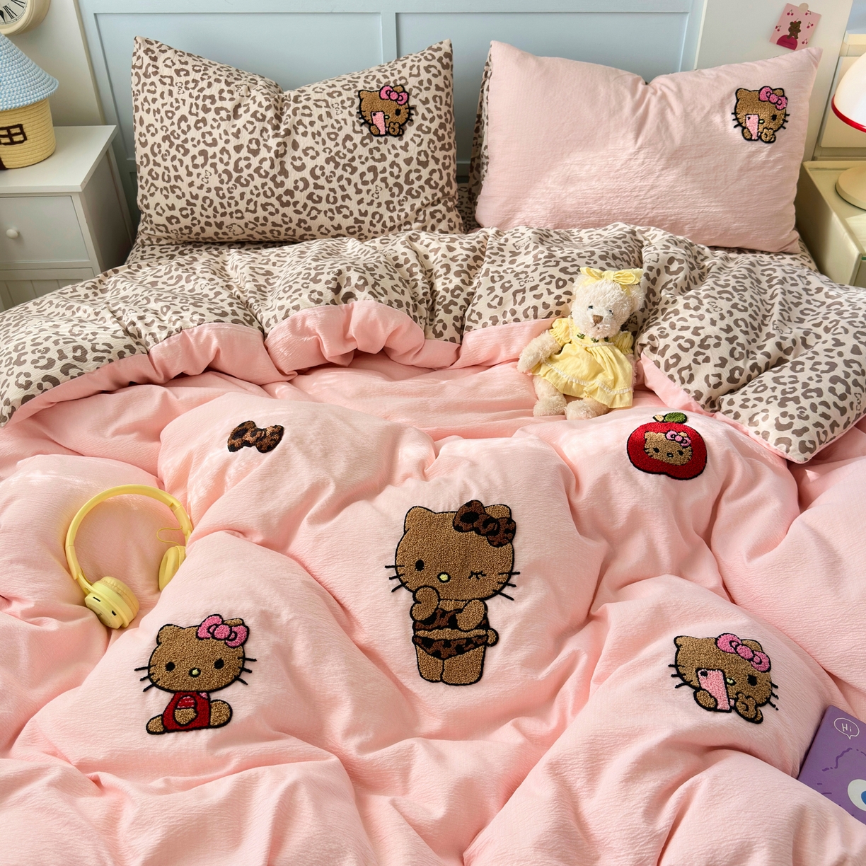 91家纺网 家纺一手货源 找家纺 橙意 2026新款云感双层纱贴布绣四件套-黑皮KT猫 黑皮KT猫-浅粉