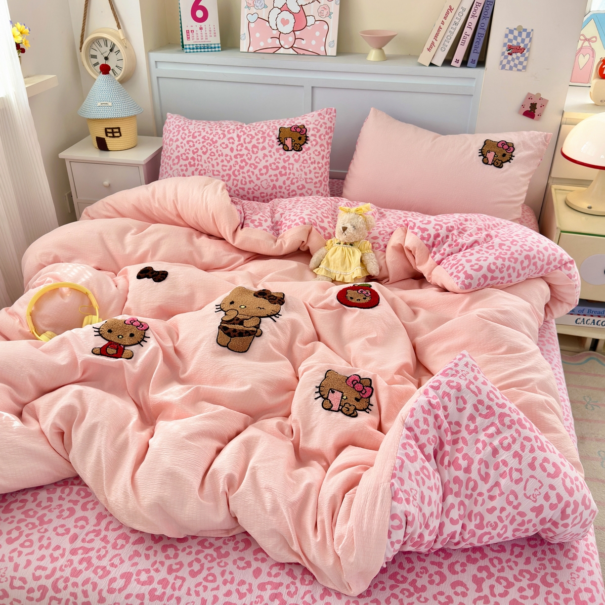 91家纺网 家纺一手货源 找家纺 橙意 2026新款云感双层纱贴布绣四件套-黑皮KT猫 黑皮KT猫-樱花粉