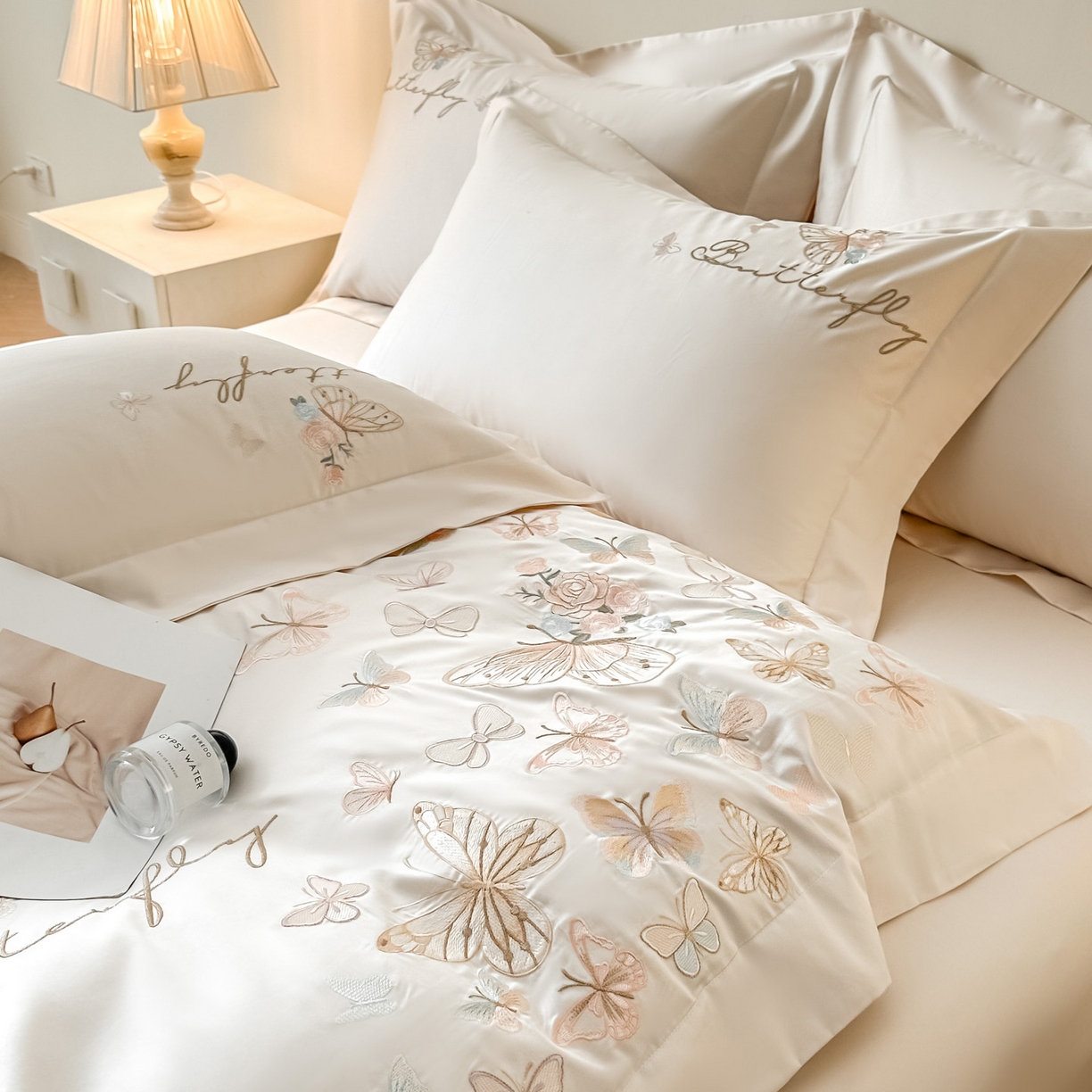 91家纺网 家纺一手货源 找家纺 金喜 2026新款柔软刺绣精梳棉四件套-梦蝶系列 梦蝶-月光白