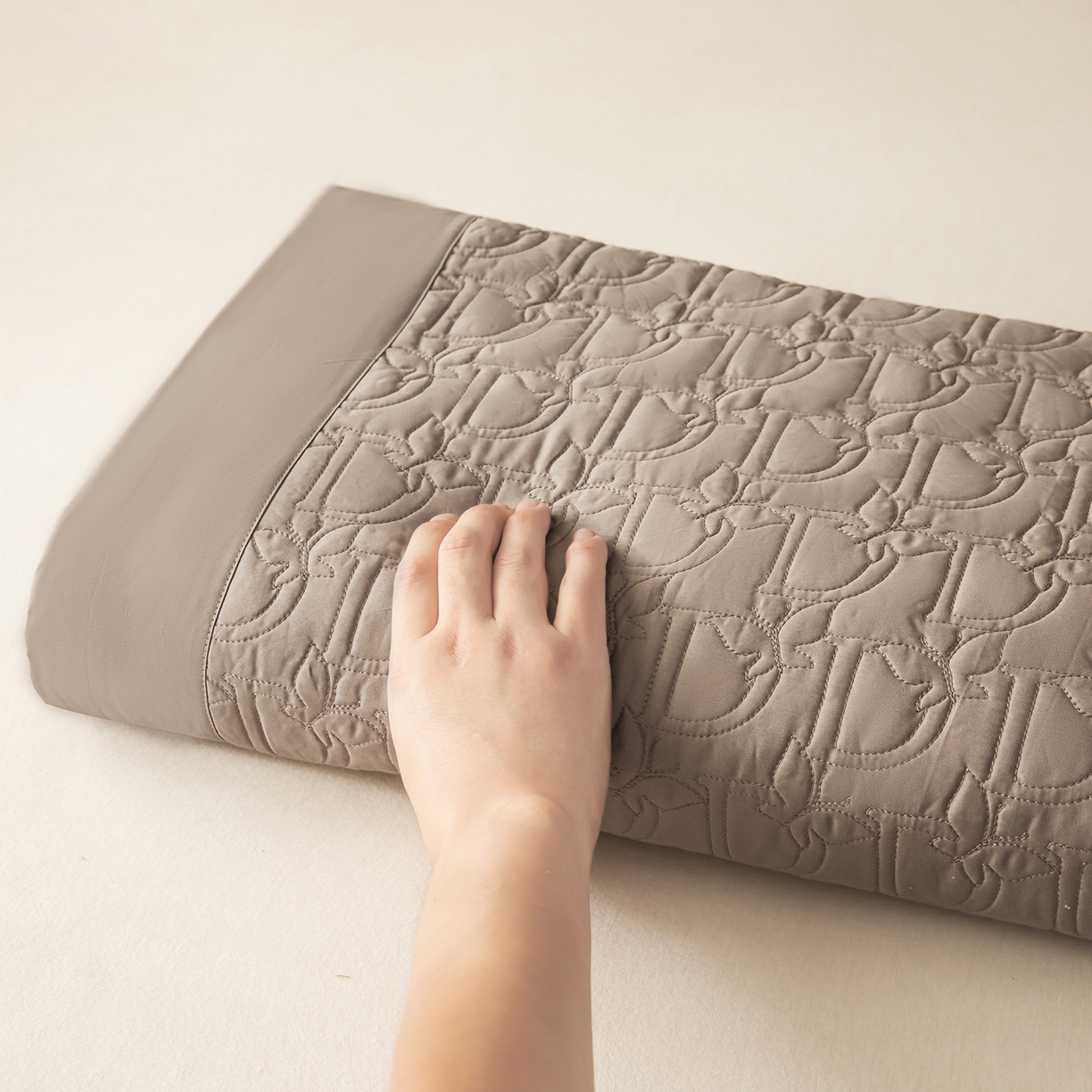 91家纺网 家纺一手货源 找家纺 金喜 2025新款100支全棉蚕丝床盖-风格二 灰咖