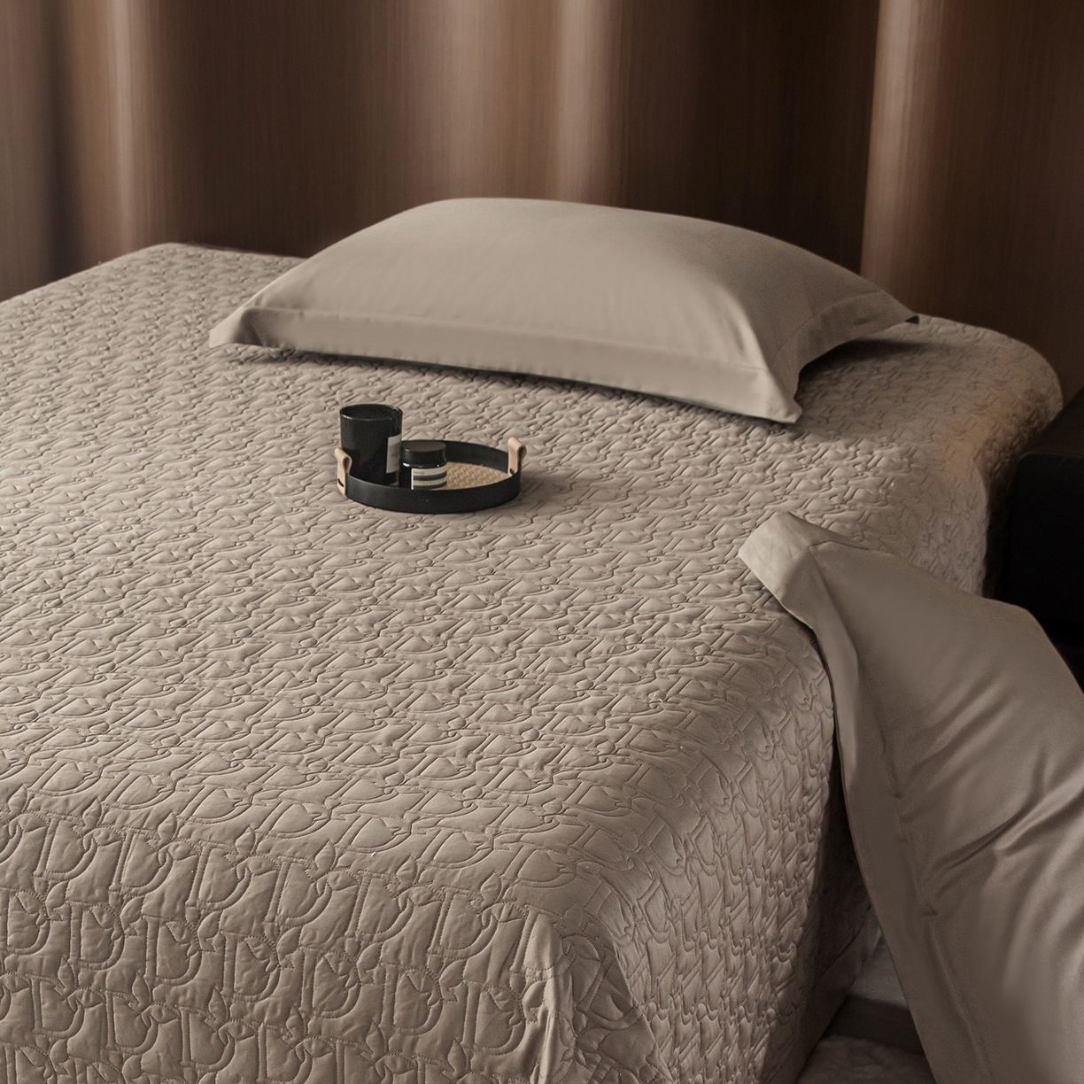 91家纺网 家纺一手货源 找家纺 金喜 2025新款100支全棉蚕丝床盖-风格二 灰咖