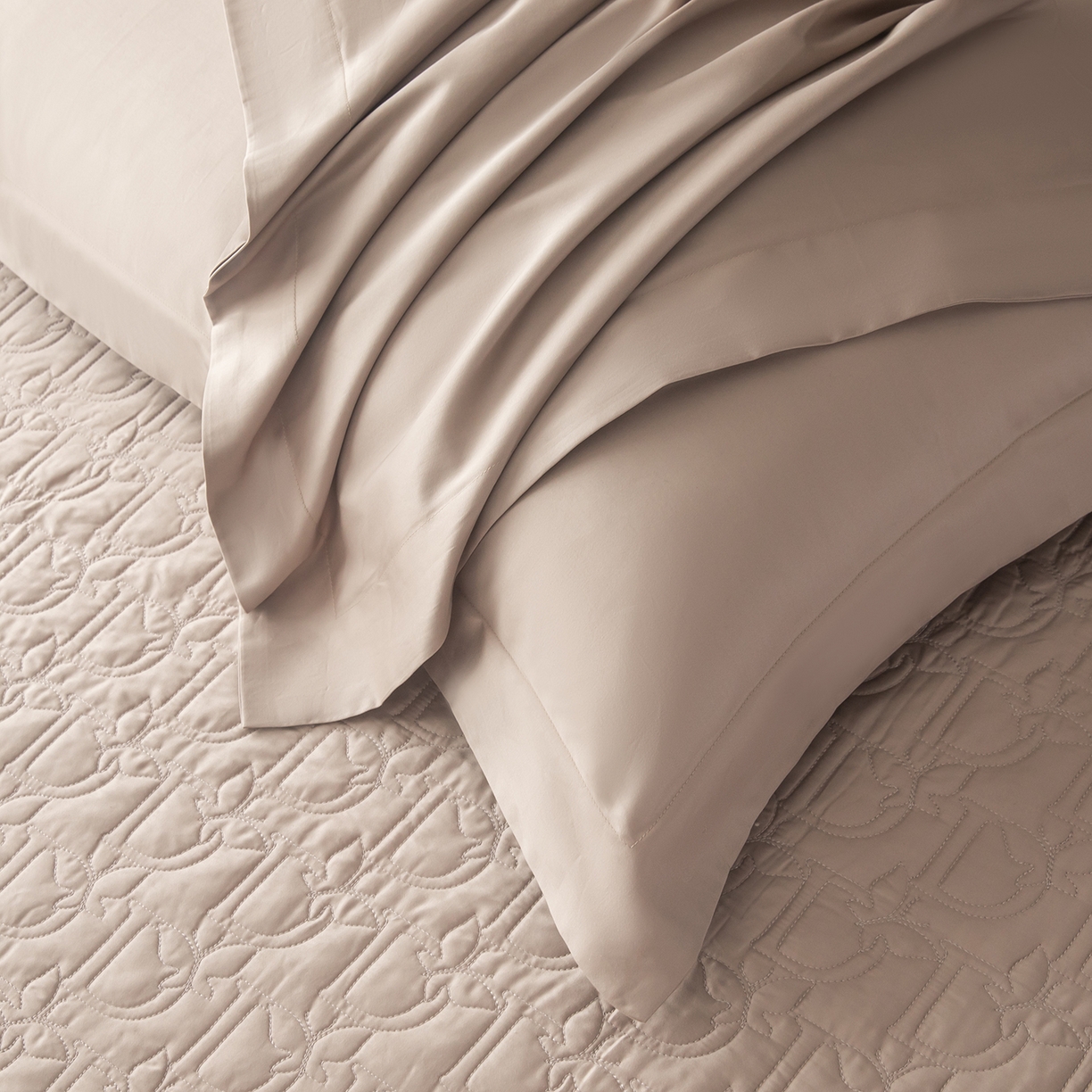 91家纺网 家纺一手货源 找家纺 金喜 2025新款100支全棉蚕丝床盖-风格二 粉灰