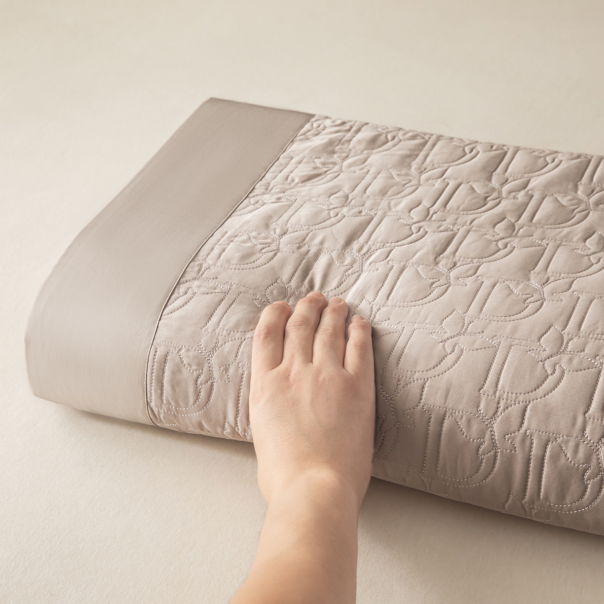 91家纺网 家纺一手货源 找家纺 金喜 2025新款100支全棉蚕丝床盖-风格二 粉灰