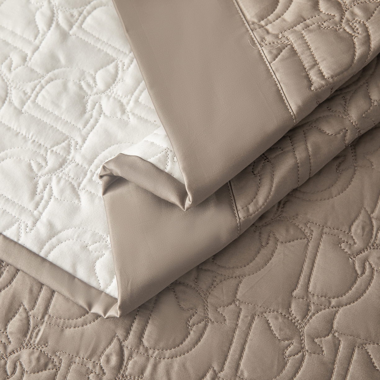 91家纺网 家纺一手货源 找家纺 金喜 2025新款100支全棉蚕丝床盖-风格二 灰咖