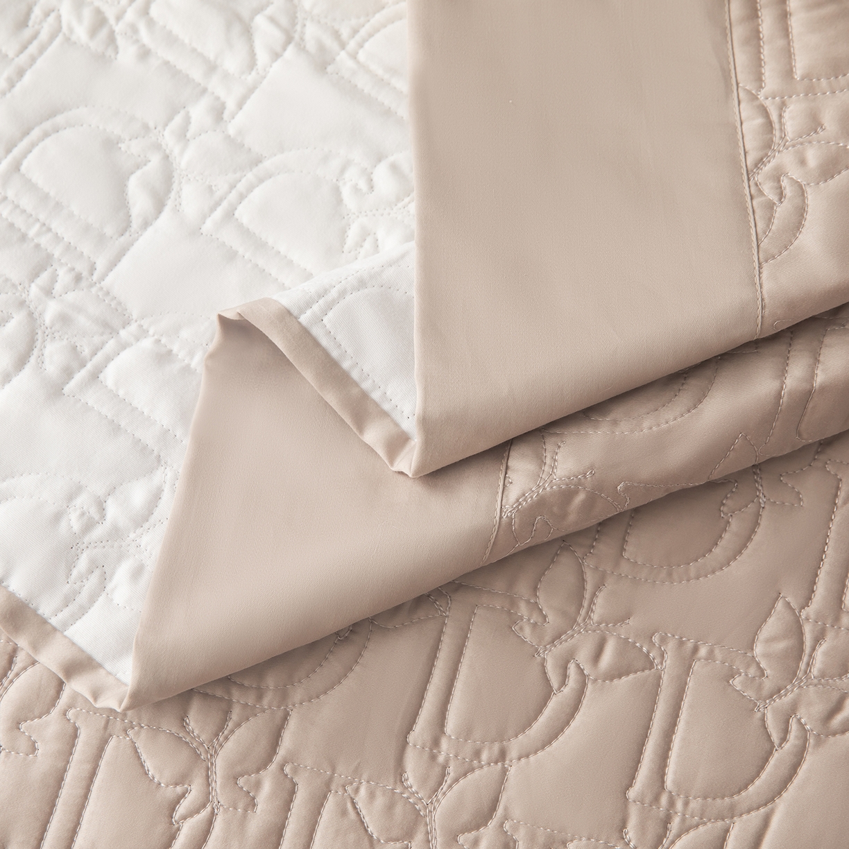 91家纺网 家纺一手货源 找家纺 金喜 2025新款100支全棉蚕丝床盖-风格二 粉灰