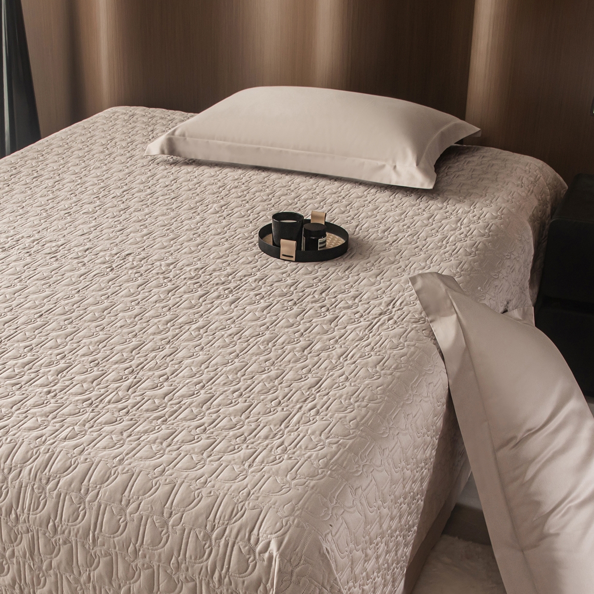 91家纺网 家纺一手货源 找家纺 金喜 2025新款100支全棉蚕丝床盖-风格二 粉灰