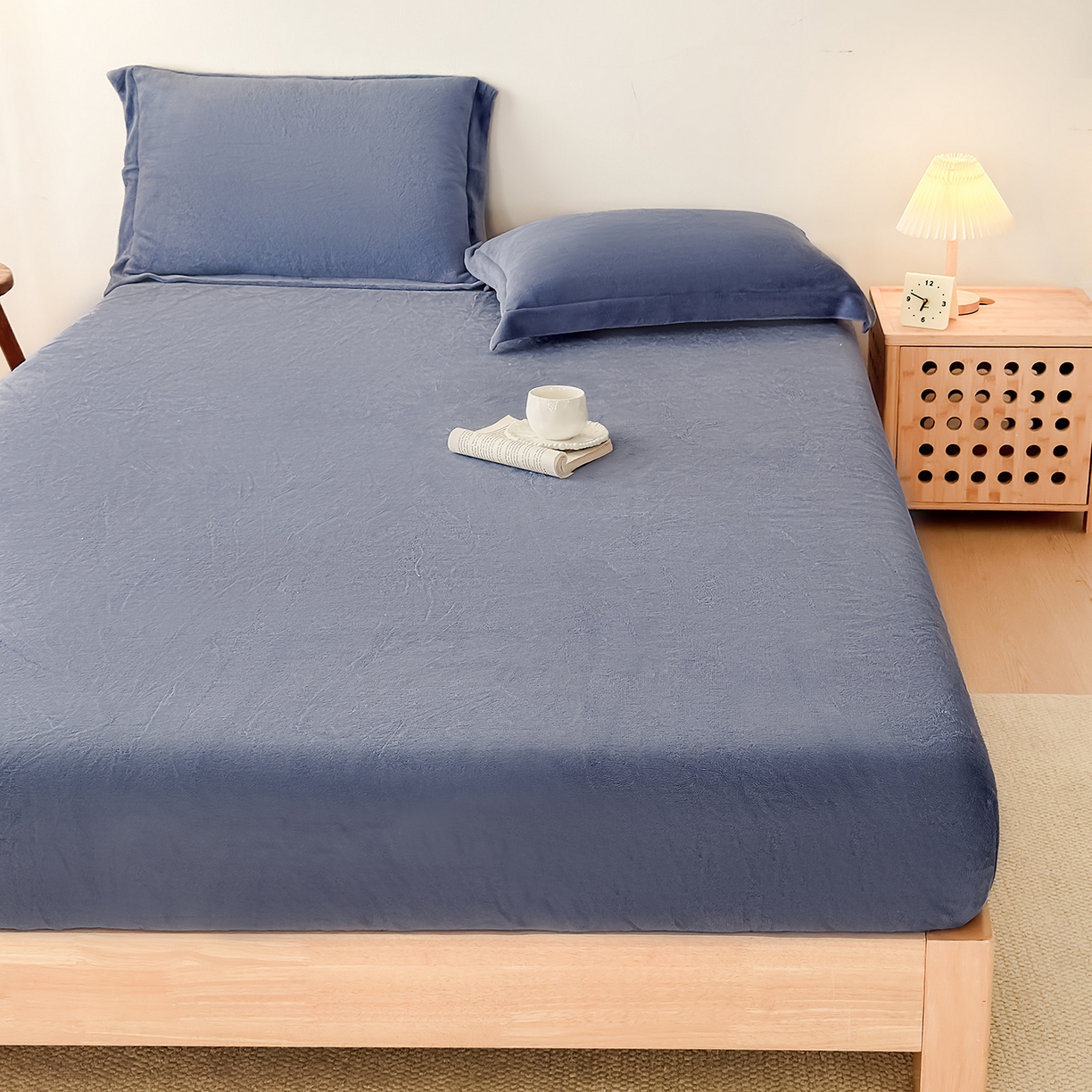 91家纺网 家纺一手货源 找家纺 金喜 支持定制2025新款200G牛奶绒纯色床笠 藏蓝