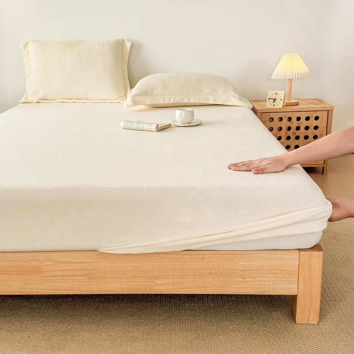 91家纺网 家纺一手货源 找家纺 金喜 支持定制2025新款200G牛奶绒纯色床笠 奶芋白